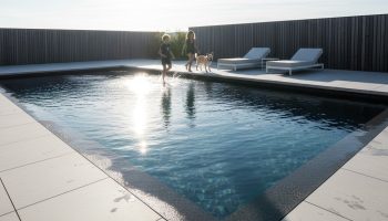 kinder-hund-poolrand-lifestyle-zuhause