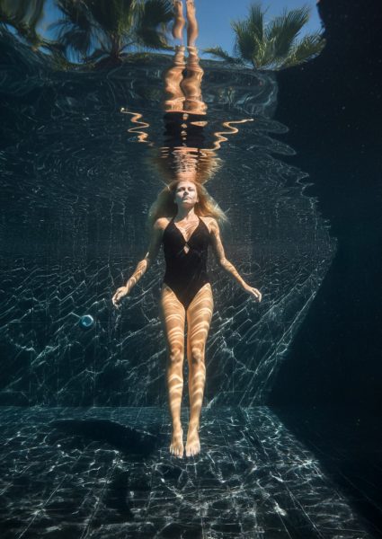 unterwasser-frau-luxuspool-pflege